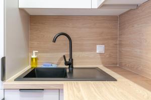 Urban Nest Chic Studio by BookingHost