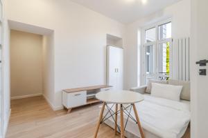Urban Nest Modern Studio by BookingHost