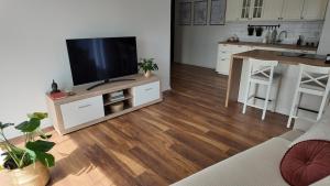 Bright & Spacious Apartment Near City & Nature
