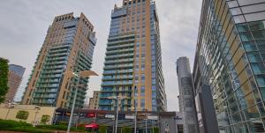 oompH Warsaw Downtown 2BR Apartment with Balcony