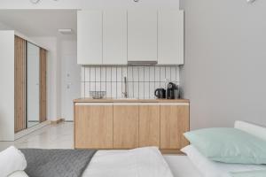 Modern Studio Slonimskiego with Balcony by Noclegi Renters