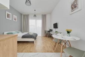 Modern Studio Slonimskiego with Balcony by Noclegi Renters