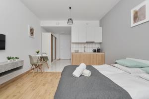 Modern Studio Slonimskiego with Balcony by Noclegi Renters