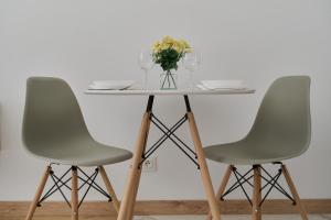 Modern Studio Slonimskiego with Balcony by Noclegi Renters
