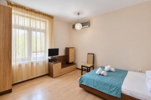Budget central next to sea garden and beach