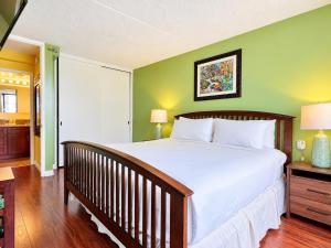 Waikiki Sunset condo with pool, gym & Diamond Head views