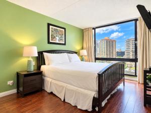 Waikiki Sunset condo with pool, gym & Diamond Head views