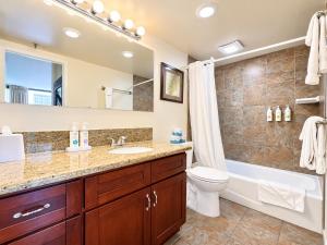 Waikiki Sunset condo with pool, gym & Diamond Head views