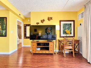 Waikiki Sunset condo with pool, gym & Diamond Head views