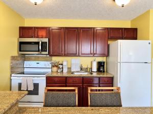 Waikiki Sunset condo with pool, gym & Diamond Head views