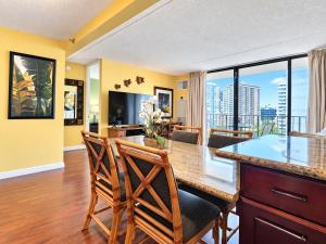 Waikiki Sunset condo with pool, gym & Diamond Head views
