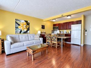 Waikiki Sunset condo with pool, gym & Diamond Head views
