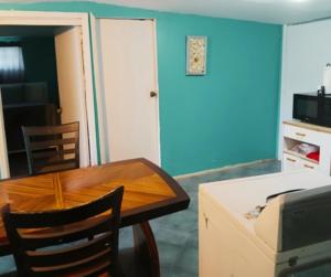 GpL 2124 Davis Ct Room 6 Shared Bath, WiFi & AC
