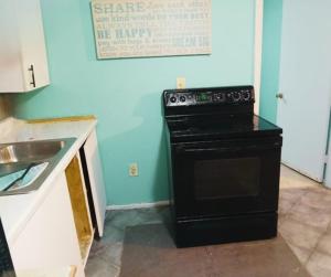 GpL 2124 Davis Ct Room 6 Shared Bath, WiFi & AC