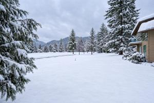 Mt Hood Village Condo - Cozy Retreat with Fireplace