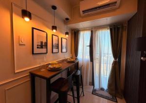 TSLs 1BR Balcony Suites near MOA & NAIA