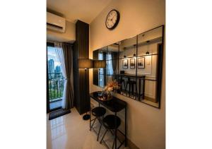 TSLs 1BR Balcony Suites near MOA & NAIA