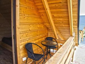 Comfortable holiday cottages right by the lake