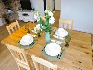 Green Hill Domyslow, 6 persons