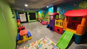 Cosmo Suite La Carolina Park, Pool & Parking
