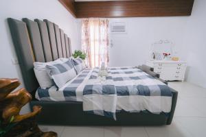 RoyalCrest Oasis-2BR Pool, Garden & City view