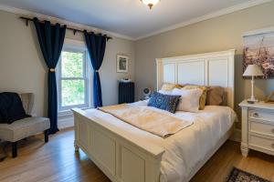 The Porch Boutique Sleeps 6 adults plus children