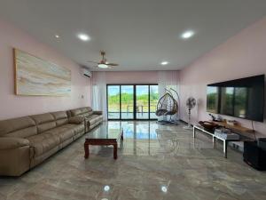 Entire House Available BBQ,Canoe,KTV, Up to 15 Pax