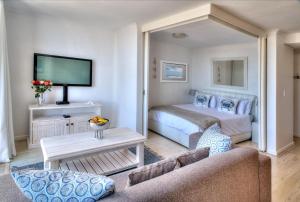 Horizon Bay 1404 by HMH