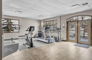 Mountain Studio Hideaway Sleeps 2 HotTub and Gym!