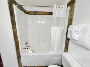 Mountain Studio Hideaway Sleeps 2 HotTub and Gym!