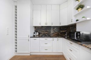 Spacious Apartment with 2 Bedrooms by Noclegi Renters