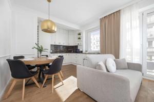 Spacious Apartment with 2 Bedrooms by Noclegi Renters