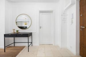 Spacious Apartment with 2 Bedrooms by Noclegi Renters