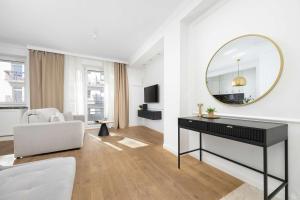 Spacious Apartment with 2 Bedrooms by Noclegi Renters