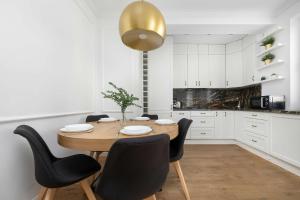 Spacious Apartment with 2 Bedrooms by Noclegi Renters