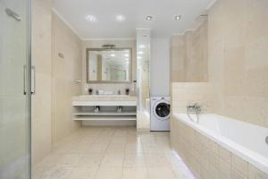 Spacious Apartment with 2 Bedrooms by Noclegi Renters