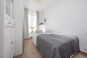 Modern Apartment with Desk and Balcony by Noclegi Renters