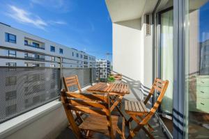 Modern Apartment with Desk and Balcony by Noclegi Renters