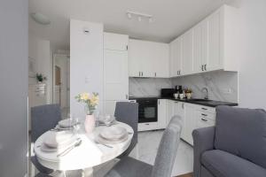 Modern Apartment with Desk and Balcony by Noclegi Renters