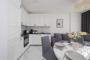 Modern Apartment with Desk and Balcony by Noclegi Renters