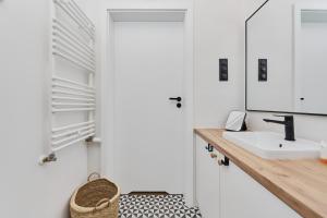 Nowoczesne Studio z Balkonem we Wrocławiu by Noclegi Renters