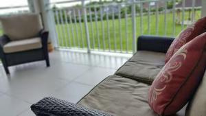 Comfy stay at low cost - Shared pool - Gated 24hrs security - 20mins from Ocho Rios