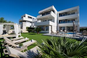 Apartments & Rooms Pool Villas Maris