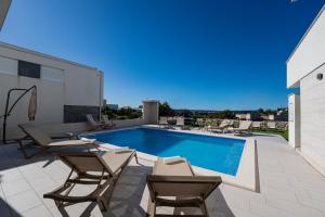 Apartments & Rooms Pool Villas Maris