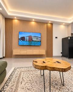 Chic 2BR-HeatedPool-Gym-Sauna-SteamRoom-Wifi-Parking