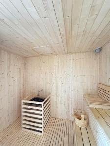 Chic 2BR-HeatedPool-Gym-Sauna-SteamRoom-Wifi-Parking