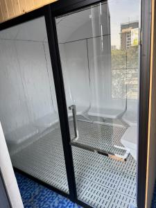 Chic 2BR-HeatedPool-Gym-Sauna-SteamRoom-Wifi-Parking