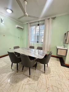 Next-lane house Spacious 5BR near the Airport