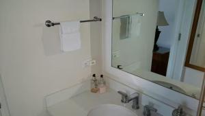 Comfy stay at low cost - Shared pool - Gated 24hrs security - 20mins from Ocho Rios