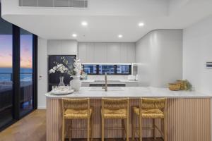 Luxury 3BR in Palm Beach Retreat Beach Views
